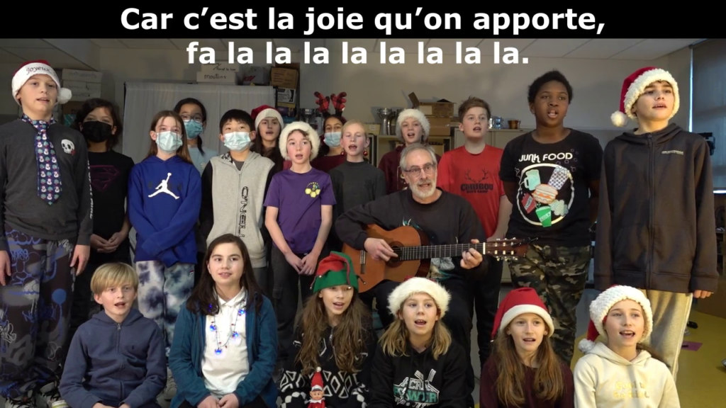 Des élèves chantent Noël