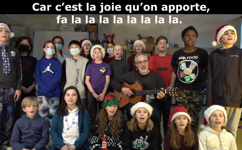Des élèves chantent Noël